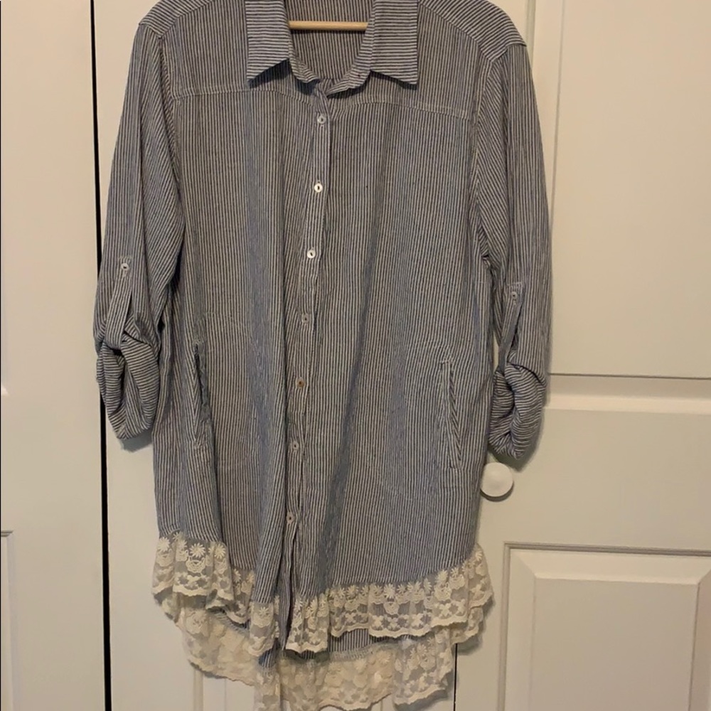 Umgee blue and white tunic w/lace